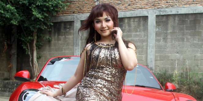Roro Fitria dan Pelat Mobil Ferrari 