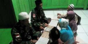 Prajurit TNI Ajari Anak-anak Papua Mengaji