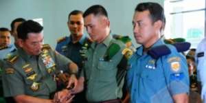 Jenderal Moeldoko Bagikan 55 Ribu Jam Tangan ke Prajurit TNI
