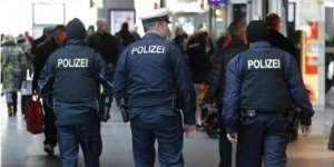 Polisi Jerman Paksa Muslim Makan Daging Babi Busuk