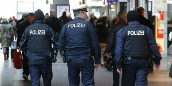 Polisi Jerman Paksa Muslim Makan Daging Babi Busuk