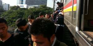 Gangguan Jalur KRL, Penumpang Diturunkan di Tengah Jalan