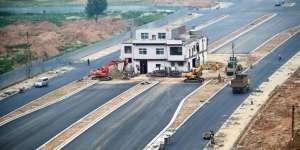 Tak Mau Digusur, Rumah Ini Berada di Tengah-tengah Jalan Tol