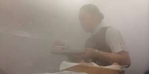 Kabin Pesawat Dipenuhi Uap Tebal, Penumpang Panik