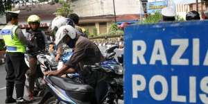 Polisi Gadungan Naik Moge Terobos Busway