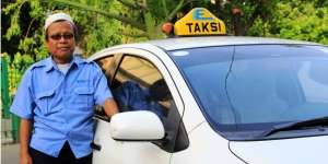 Kembalikan Uang Ratusan Juta, Sopir Taksi Panen Pujian