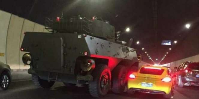 Apes, Porsche Ditabrak Panser Nyelonong