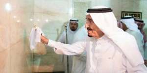 Raja Saudi Cuci Kabah
