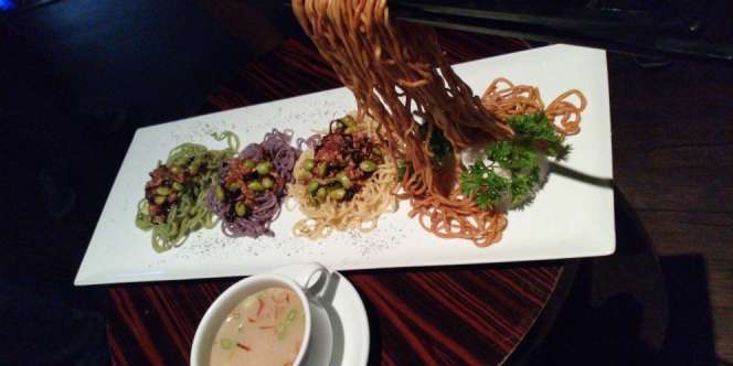 Qi Lounge: Serunya Makan Mie Terbang