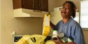 Curi Telur, Wanita Ini Justru Disumbang Makanan oleh Polisi