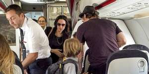Ke Perancis, Angelina Jolie-Brad Pitt Naik Pesawat Ekonomi