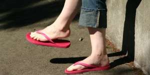 Wah, Sandal Jepit Ternyata Lebih Bahaya dari Sepatu Hak Tinggi