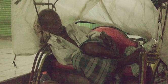 Mbah Latif, Tukang Becak Tua yang Terlunta-lunta