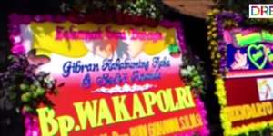 Karangan Bunga Mengular di Kediaman Jokowi
