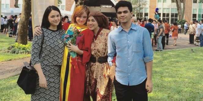 Foto Mengharukan Marshanda Bareng Ibunda Saat Wisuda