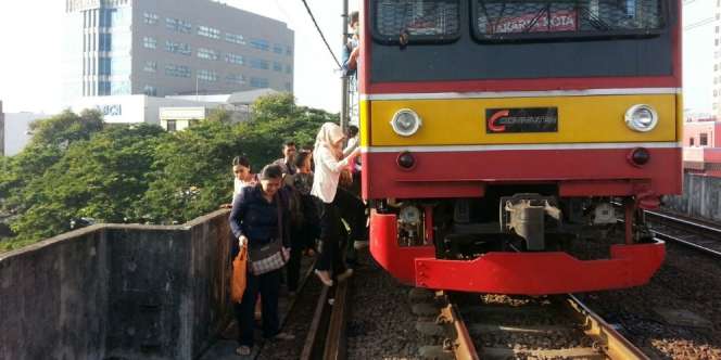 Kereta Parung Panjang-Tanah Abang Anjlok, KCJ Minta Maaf