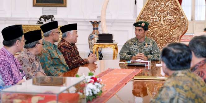 Berkostum Tentara, Jokowi Ajak Muhammadiyah Lawan Mafia