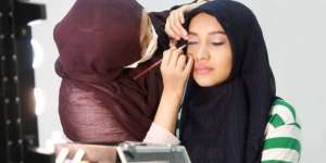 Kacamata Bukan Penghalang bagi Hijaber untuk Tampil Cantik