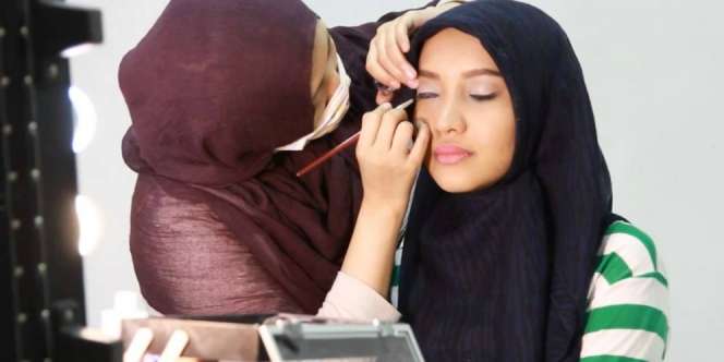 Kacamata Bukan Penghalang bagi Hijaber untuk Tampil Cantik