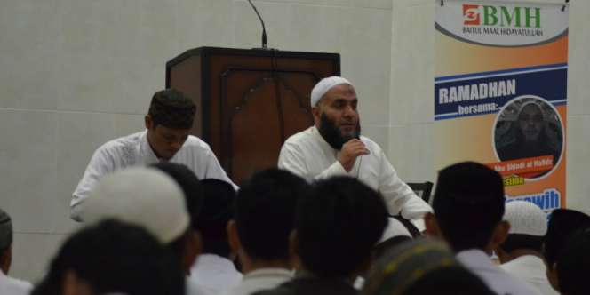 Imam Palestina Pimpin Salat Subuh Pertama Ramadan di Depok