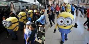 Kala Minions Sapa Langsung Penumpang Kereta 