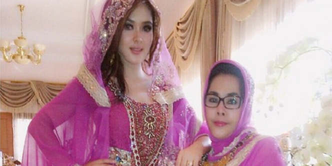 Heboh Busana Muslim `Bling-bling` Syahrini 
