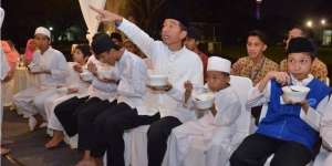 Gelar Buka Puasa di Istana, Jokowi Berbaur dengan Anak Yatim