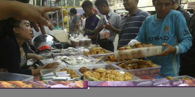 Puasa, Pedagang Takjil di Pasar Benhill Raup Untung Berlipat