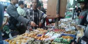 Berburu Takjil di Pasar Benhil