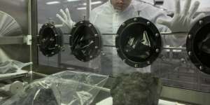 Pria Ini Nekat Curi 'Bulan' demi Pikat Selingkuhan