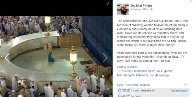 Petugas Kebersihan Masjidil Haram Salat di Hijr Ismail