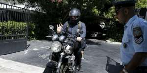 Menteri Nyentrik, ke Kantor Pakai Sepeda Motor