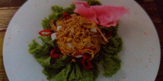 Sensasi Pedas Selada Mie Gulai Ayam