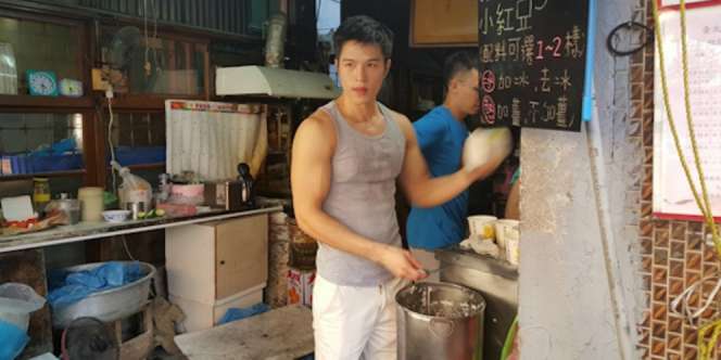 Terkuak, Siapa Pria Tampan Pekerja Warung Tahu di Taiwan