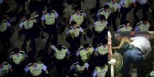 Aksi Simpatik Polisi Mandikan Pria Renta Panen Pujian