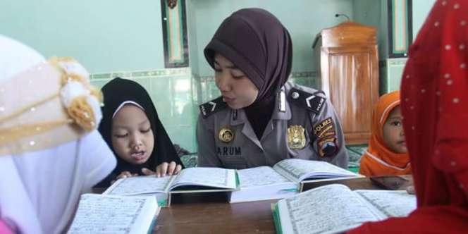 Ngabuburit, Polwan-polwan Cantik Jadi Guru Ngaji