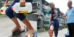 Ayah dan Anak Cari Nafkah di Atas Sebilah Pisau