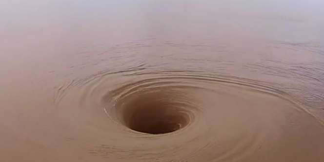 Pusaran Misterius Muncul di Tengah Danau, Bisa `Telan` Perahu