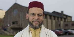 Saat Ramadan, Umat Muslim Kanada Bantu Perbaiki Gereja