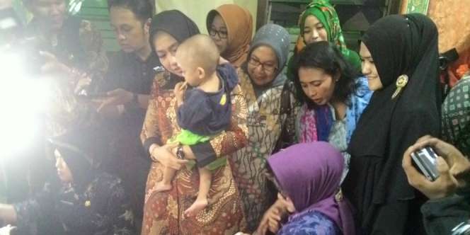 Para Istri Menteri Salurkan Bantuan ke Pesantren Yatim