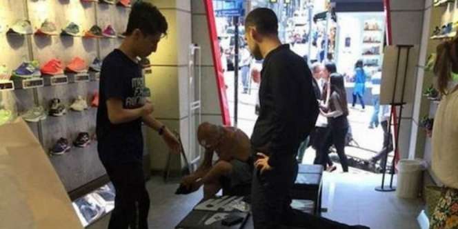 Kebaikan Hati Pria Bule Belikan Sepatu Kakek Pemulung