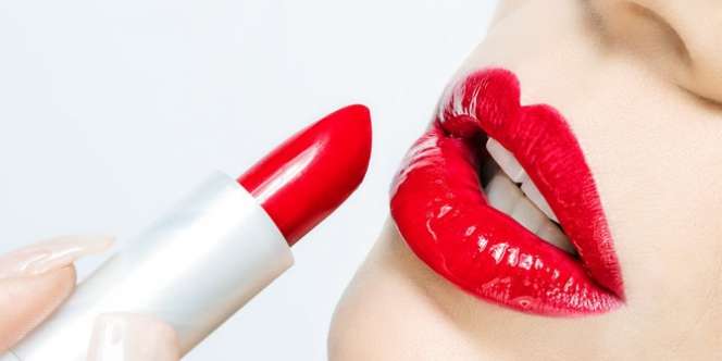 Pakai Lipstik Saat Puasa, Batalkah?