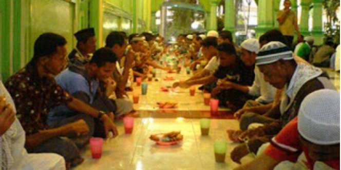 Tradisi Muslim Bangladesh Makan 'Pivaju' Saat Ramadan