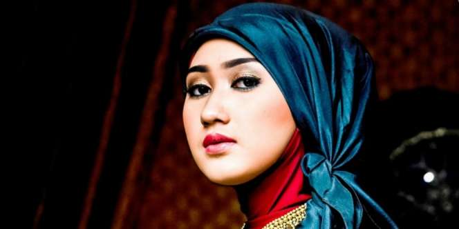 Tampil Gaya Ombre dengan Lipstik Warna-warni