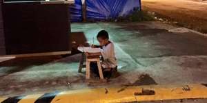 Kisah Haru Bocah Belajar di Bawah Temaram Lampu McDonald