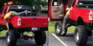 Aksi Kocak Pemabuk Saat Masuk Mobil 