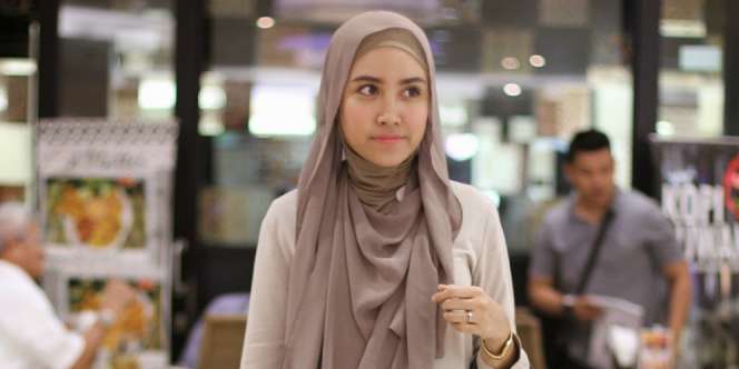 Siti Juwariyah: Paduan Coklat dan Abu-abu Temani Santai Kamu