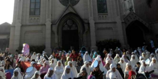 Umat Muslim di Malang Salat Id di Halaman Gereja