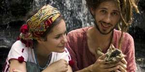 Kisah Perjalanan Sepasang Traveler Keliling Asia Tanpa Pesawat