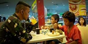 Iba, Tentara Ini Traktir Dua Anak Jalanan Makan di Restoran